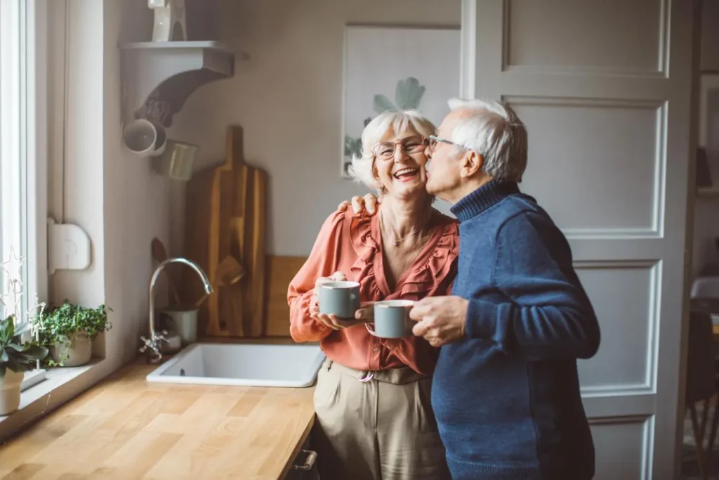 Couple de 60 ans satisfait après un projet de prêt de trésorerie hypothécaire en SCI familiale